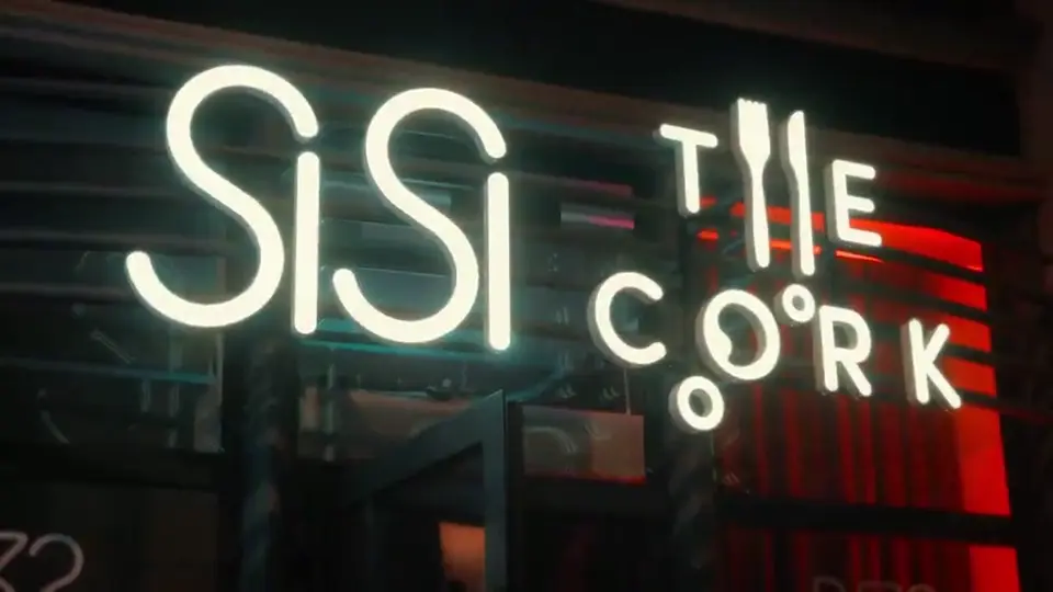 Neony SiSi i The Cork obok siebie przy wejściu do R32
