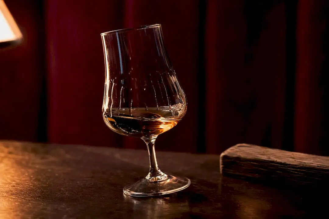 Bursztynowa tequila z kroplami na ściankach szklanki