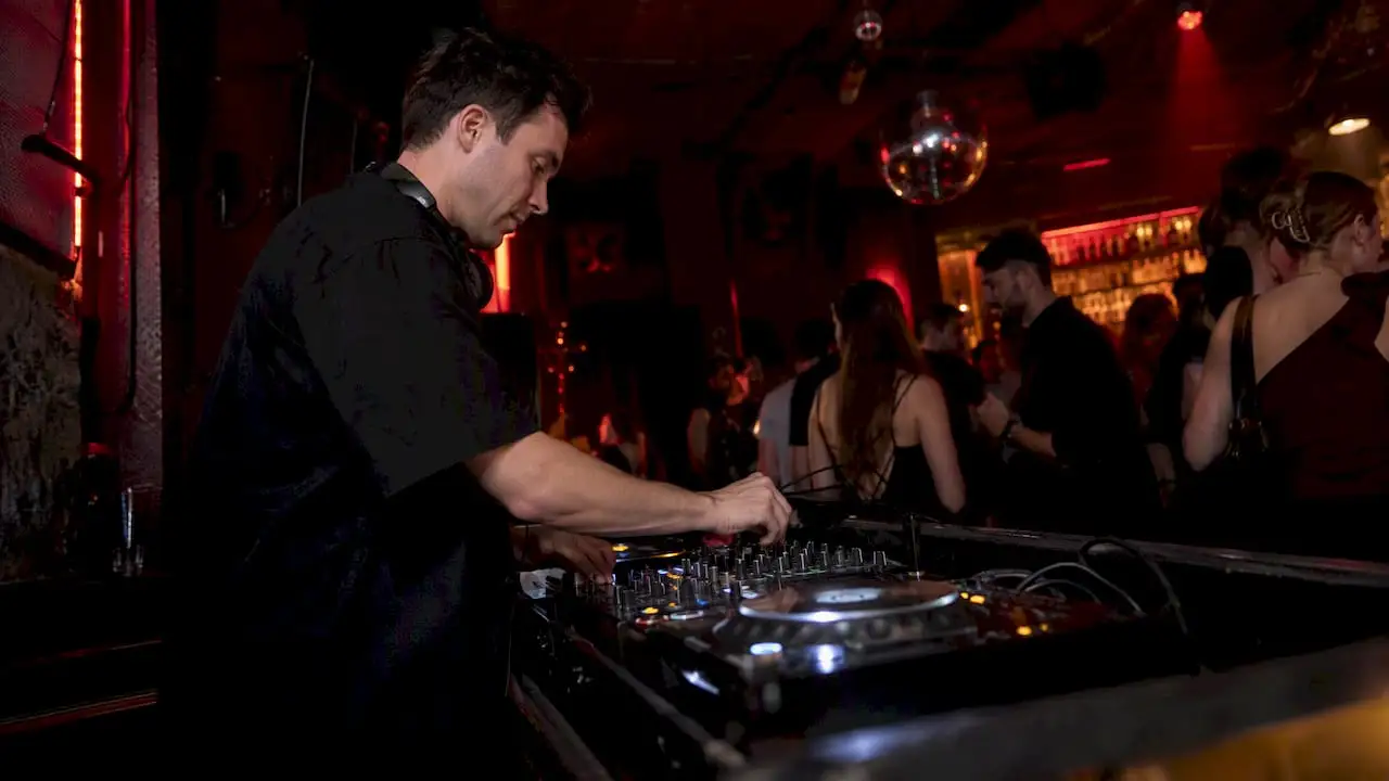 DJ gra muzykę podczas afterparty w klubie