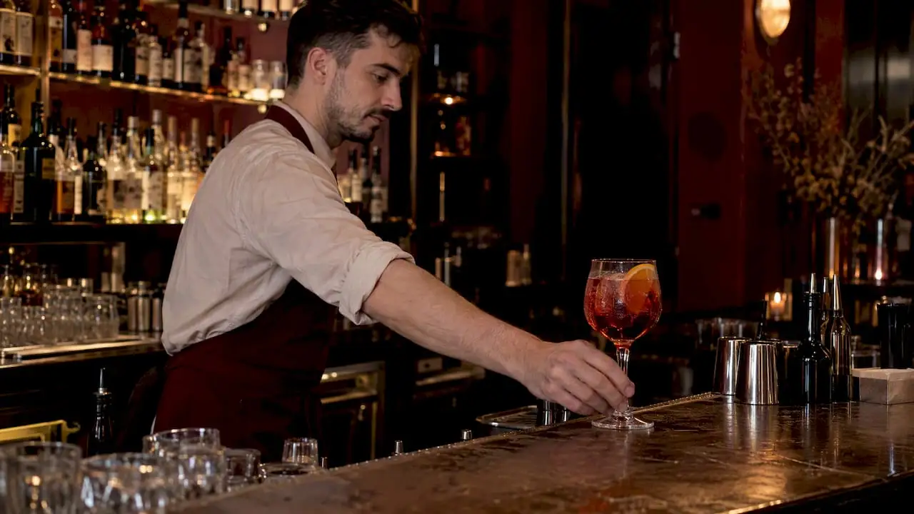 Negroni Sbagliato z lodem i plasterkiem pomarańczy przy barze
