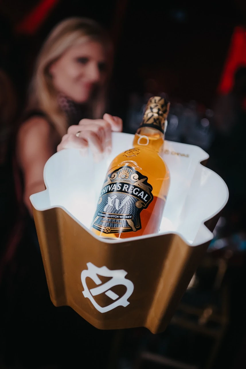 Butelka Chivas XV w podświetlanym kubełku do serwisu butelkowego w SiSi
