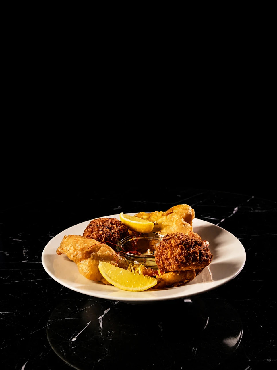 Seafood basket: owoce morza w chrupiącej panierce z cytryną i dipem