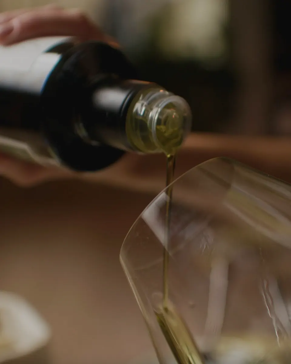 Oliwa wlewana z butelki do kieliszka degustacyjnego